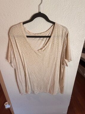 Ava & Viv Beige Leopard V-Neck Short Sleeve Top